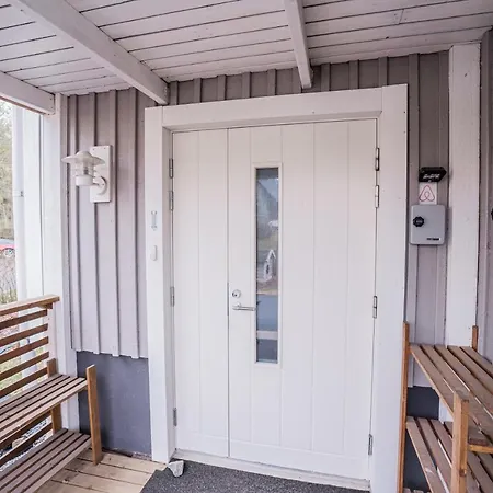 Mukava Kellarihuoneisto Jossa Sauna Ja Poreallas アパート ヤコブスタード