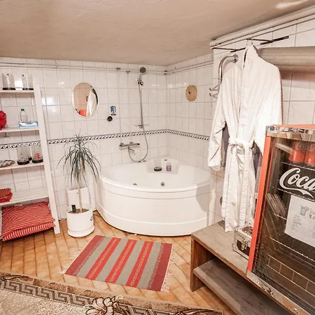 Mukava Kellarihuoneisto Jossa Sauna Ja Poreallas