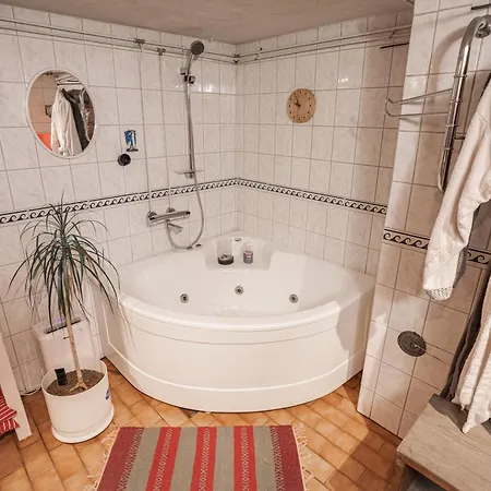 Mukava Kellarihuoneisto Jossa Sauna Ja Poreallas Apartamento